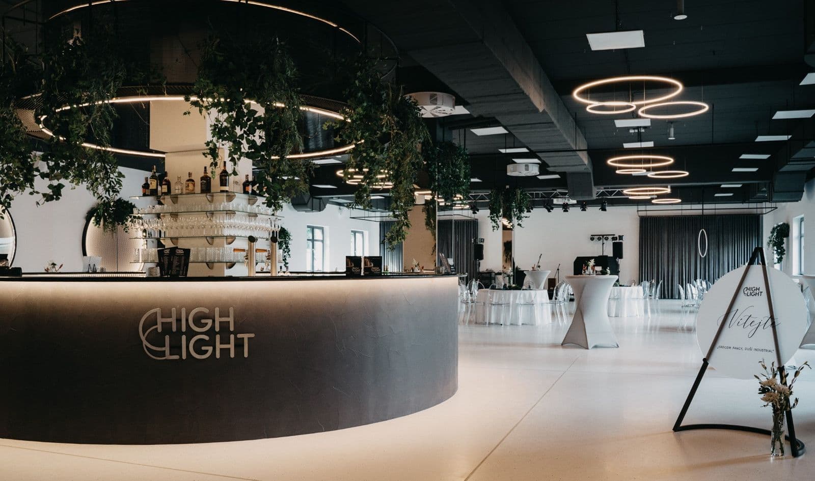 Kruhový bar uprostřed prostoru Highlight