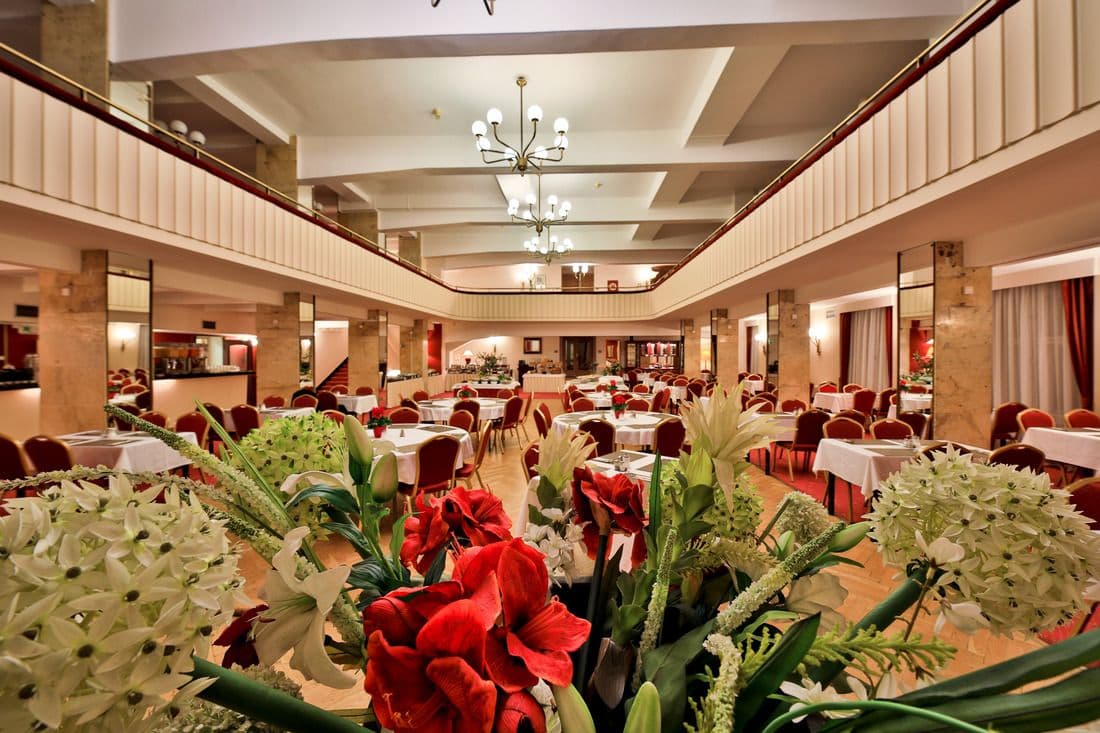 Společenský sál Hotelu Belvedere s banketovými stoly