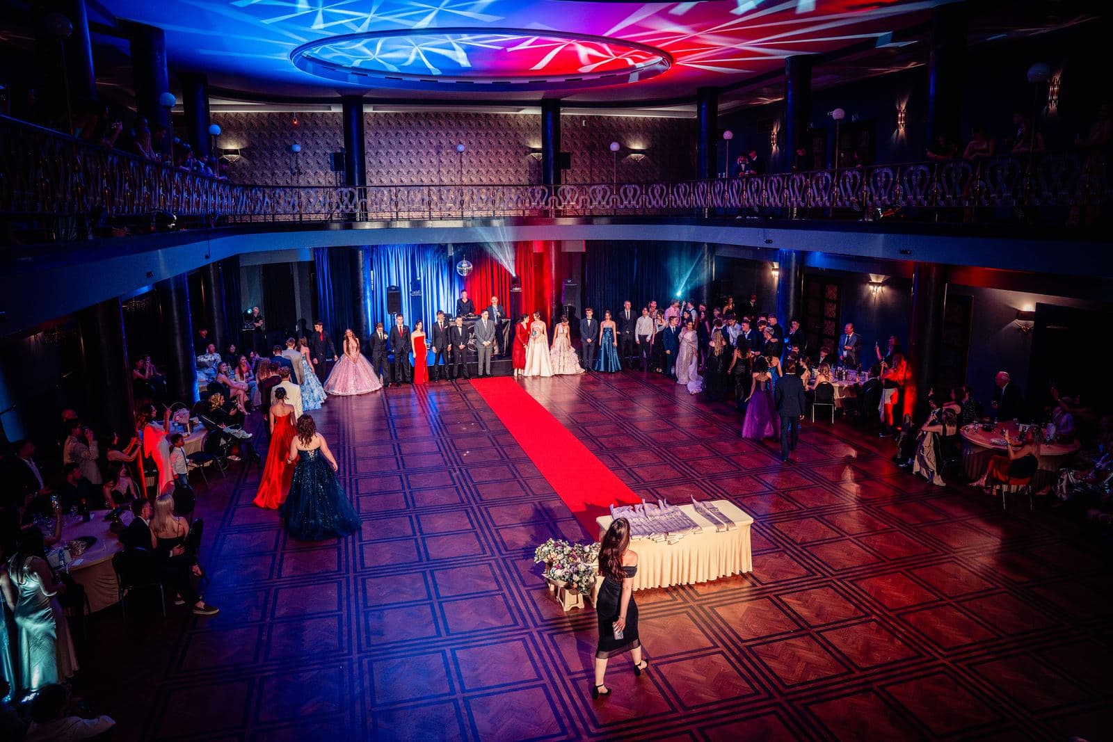 Maturitní ples ve Slovanském domě — Empire Hall připravený na nástup