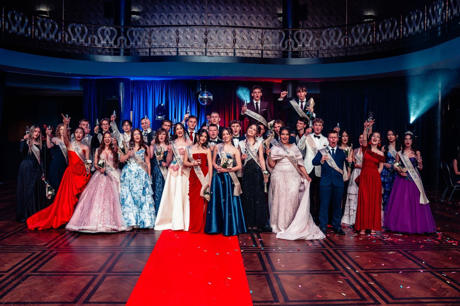 Maturitní ples ve Slovanském domě — nástup maturantek v Empire Hall